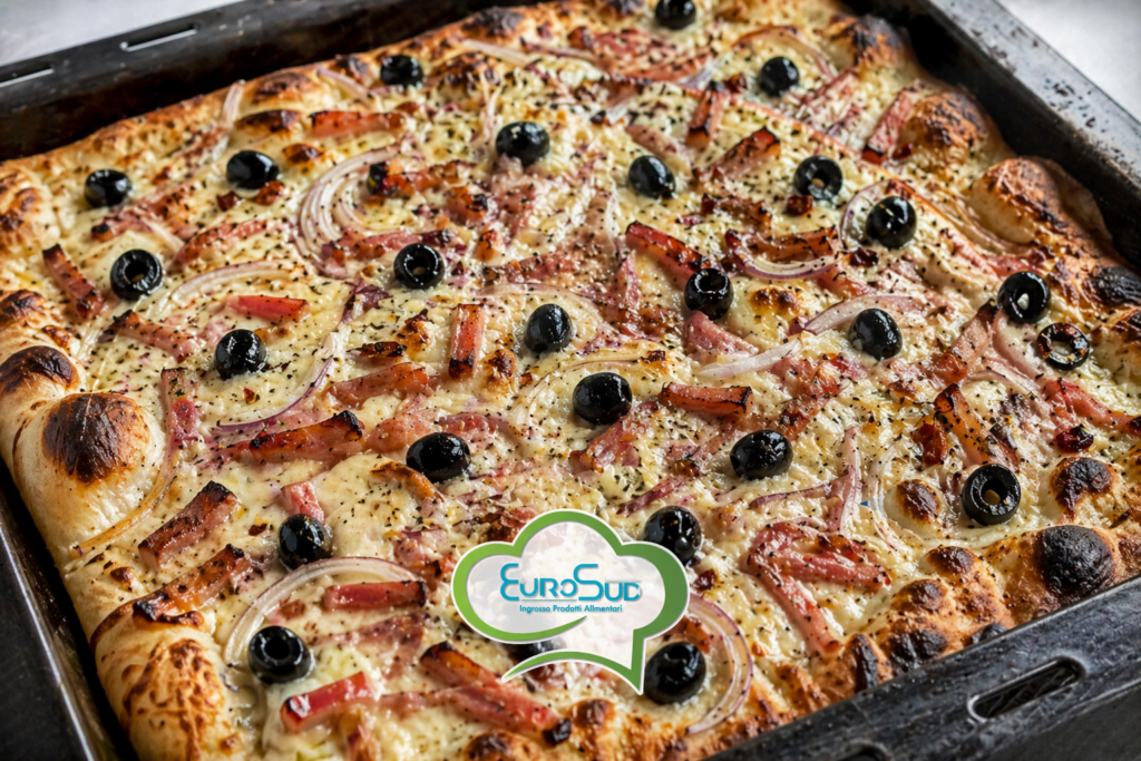 Pizza in Teglia Rustica Mediterranea con pancetta stufata Zampini, emmental, cipolla e olive, ideale per buffet e pizzerie