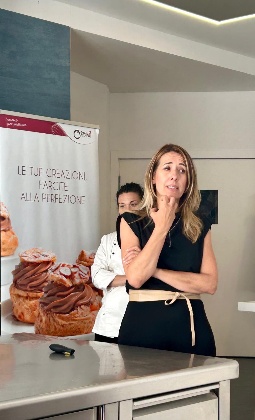 Relatrice e chef CSM presentano le farciture Creomi all'incontro EuroSud Food